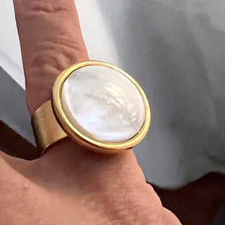 Hello Darling
trochus shell statement ring