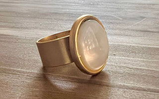 Hello Darling
trochus shell statement ring